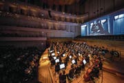 Das 21st Century Orchestra spielt «Star Wars»: Auf der Leinwand gerade zu sehen ist der mächtige Darth Vader. (Bild: Philipp Schmidli (6. April 2018))