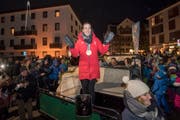 Michelle Gisin geniesst den Empfang von der Pferdekutsche aus beim offiziellen Empfang der zwei Olympiasiegerinnen Michelle Gisin und Denise Feierabend vom Dienstag, 27. Februar 2018 in Engelberg. (KEYSTONE/Urs Flueeler) (Bild: Urs Flueeler / Keystone (Engelberg, 27. Februar 2018))