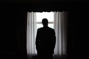 Der britische Premierminister David Cameron blickt aus dem Hotelfenster, bevor er in einer 30-minütigen Rede seinen Rücktritt ankündigte (Bild: Keystone/Andrew Parsons)