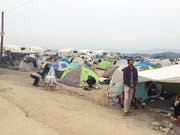 Werner Amport (links, oben im Bild) verteilt den Flüchtlingen Essen: Die Zeit im Camp in Idomeni (unten) hielt er in Fotos fest. (Bilder PD/Werner Amport)