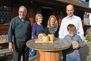 100 Jahre Käserei Flüeler in Alpnach. Von links: Oskar und Agnes Flüeler-Ettlin verkörpern die dritte Generation, in vierter Generation führen nun Martina und Martin Flüeler-Annen – mit Sohn Livio – den Betrieb. Bild: Robert Hess (Alpnach, 22. November 2016)