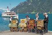 Drehorgelspieler bei der Schiffstation Treib: Ein solches Musikinstrument kostet bis zu 25 000 Franken. (Bild: Philipp Schmidli (Seelisberg, 22. Juli 2017))