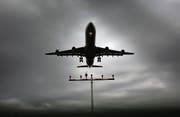 Eine Lufthansa-Maschine landet auf dem Flughafen Frankfurt am Main. (Bild: Fredrik von Erichsen/EPA (20. Oktober 2017))