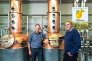 Andreas (links) und Tony Z`graggen in der Brennerei in Lauerz, die ihr Vater 1948 aufbaute.Bild: Roger Grütter (Lauerz, 10. November 2016)
