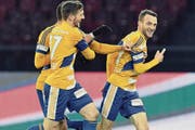 Lässt sich feiern: Christian Schneuwly (rechts) nach dem 2:1-Siegtreffer gegen die Grasshoppers. (Bild: Walter Bieri/Keystone (Zürich, 11. Februar 2018))