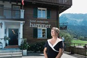 Juliana Hammer vor ihrem Hotel, das ihr Grossvater einst erbaute. (Bild: Corinne Glanzmann (Eigenthal, 25. August 2017))