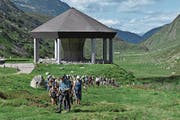 Die Teilnehmerinnen und Teilnehmer auf dem Anmarsch zum letzten Halt im Gotthardmätteli. (Bild: Georg Epp (17. Juni 2017))