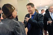 Schauspieler Hanspeter Müller-Drossaart unterhält sich angeregt mit einer Tellspielerin. (Bild Urs Hanhart)