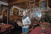 Romy Barmettler in der Gaststube des «Hirschen». (Bild: Corinne Glanzmann (Buochs, 19. Dezember 2017))