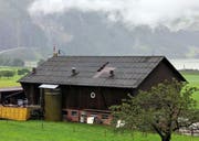 Gewitterböen beschädigten ein Stalldach an der Steinerstrasse. (Bild: Geri Holdener, Bote der Urschweiz)
