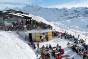 Grossandrang auf den Terrassen des Hotels Bonistock in einem vergangenen Winter. (Archivbild Dominik Wunderli)