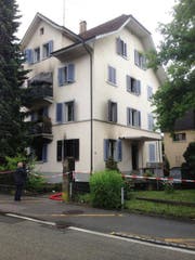 Im untersten Stockwerk des Gebäudes brach der Brand aus. Das Gebäude ist unbewohnbar und wurde von der Polizei abgesperrt. (Bild: Roger Rüegger)