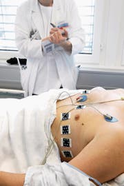 Ist eine Person auf der schwarzen Liste für säumige Prämienzahler aufgeführt, dürfen Ärzte diese nur noch in Notfallsituationen behandeln. (Bild: Dominic Favre/Keystone)