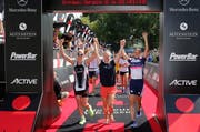 Daniela Ryf, Ariella Käslin und Sarah Meier (v. links) laufen als Team ins Ziel beim Firmen-Triathlon des Ironman. (Bild: pd)