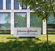 Der Sitz des US-Konzerns Johnson & Johnson in Zug. (Bild: Sigi Tischler/Keystone (24. April 2014))
