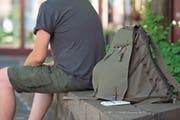 Sebastian hat das Wichtigste in seinen Rucksack gepackt. (Bild: Maria Schmid (7. Juni 2017))