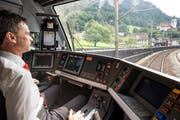 Noch kommt es in Flüelen auf Gleis eins zu ungewollt langsamen Tempi. (Bild: Keystone / Alexandra Wey)