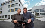 Roman Walker (links) und José Marinho sind stolz über das Resultat, das neue Schulhaus. (Bild: Urs Hanhart (Schattdorf, 13. September 2017))