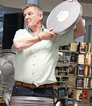 Rolf Gisler vom Staatsarchiv Uri erklärte die Filmsammlung des Archivs. (Bild: Paul Gwerder (Altdorf, 9. Juni 2017))