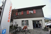 Das Raiffeisen-Gebäude soll womöglich einem Neubau weichen. (Bild: Urs Hanhart)