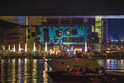Das Meisterwerk von Stararchitekt Jean Nouvel erstrahlt dank dem Luzerner Kreativbüro «ahundredandten» in farbigem Licht. (Bild: Dominik Wunderli (Luzern, 24. Juni 2017))