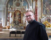 Frater Benedikt Locher in der Klosterkirche, wo er morgen Samstag geweiht wird. (Bild: Marion Wannemacher (Engelberg, 20. September 2017))