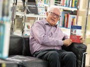 Carlo von Ah mit seinem neuen Buch, hier bei einer Präsentation in der Zuger Bibliothek. (Bild: Maria Schmid (18. September 2017))