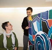 Ihr Freund Adriano Bruno hilft Corinne Grond beim Vorbereiten der Ausstellung. (Bild: Marion Wannemacher (Sachseln, 6. Oktober 2017))