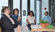 Dimitri Moretti, Diana Arnold, Akberet Mehari und Kanlaya Zwyssig (von links) debattieren im Schulhaus Bernarda über Heimat und Gerüche. (Bild: Remo Infanger (Altdorf, 8. April 2017))