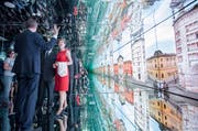 Bundesrätin Simonetta Sommaruga zu Besuch im italienischen Pavillon. (Bild: Keystone)