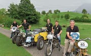 Adrian und Marco von Büren (v. l.) auf ihren E-Töffs, Rennleiter Edgar Gwerder und OK-Mitglied Edy Schorno sowie Teilnehmer Andreas Seeholzer präsentieren moderne und historische Motorrad- und Automobiltechnik. (Bild: Erhard Gick (Küssnacht, 8. August 2017))