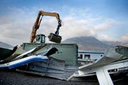 Ein Bagger reisst das Motorschiff in seine Teile. (Bild: Corinne Glanzmann (Beckenried, 30. Januar 2018))