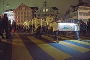 Die Giswilerstock-Trinkler (links) und Kinder mit Lampions ziehen mit dem Samichlaus durchs Dorf. (Bilder: Izedin Arnautovic (Sarnen, 6. Dezember 2017))