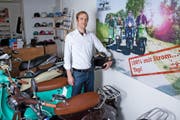 Er denkt in die Zukunft: Hannes Wettach inmitten seiner Retro- Elektroroller. (Bild Maria Schmid)