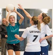 Die Willisauerin Jasmin Bürli (am Ball) visiert den Korb an. (Bild: Roger Grütter (Luzern, 21. Januar 2018))
