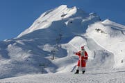 Die Eröffnung der Sörenberger Sesselbahn. Im Vordergrund: Verwaltungsrat Theo Schnider als Samichlaus. (Bild: Bergbahnen Sörenberg AG)