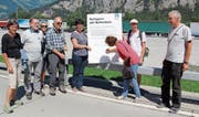 Mitglieder von Alpen-Initiative und Whatsalp unterschreiben einen Aufruf an den Bundesrat. (Bild: Paul Gwerder (Erstfeld, 7. August 2017))