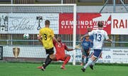 Lars Unternährer (rechts) trifft zum 2:0 für den SC Buochs. (Bild: Dominik Wunderli (Buochs, 19. August 2017))