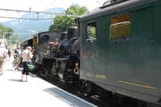 Ein historischer elektrischer Triebwagen (rechts) musste am Sonntag die Dampflok unterstützen. (Bild: Monika Barth)