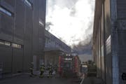 Die Feuerwehr verlegt Schläuche. (Bild: Picasa)