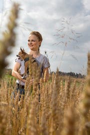Michelle Hug mit Hündchen Simba gestern auf einem Spaziergang in Hämikon. (Bild Nadia Schärli)