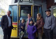 Benno Barmettler (links) hiess um 16 Uhr die letzten Fahrgäste willkommen. (Bild: Geri Holdener, Bote der Urschweiz)