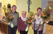 Das Siegertrio der Jahresmeisterschaft des Urner Schieberjasses; von links: Moritz Dittli (2.), Siegerin Theres Brücker und Dorli Schelbert (3.). (Bild: Georg Epp (Altdorf, 28. November 2017))