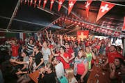 Emotionen pur im Fanzelt der Jlge-Bar Stans: Die Fans raufen sich nach einer vergebenen Chance der Schweizer gegen Argentinien an der WM 2014 die Haare. (Archivbild Roger Zbinden)