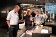 Besucher bewegen sich in den neuen Ausstellungsräumen während der offiziellen Eröffnung des Neubaus des Landesmuseums Zürich. Nach drei Jahren und neun Monaten Bauzeit ist die Erweiterung des Landesmuseums abgeschlossen. (Bild: Keystone / Ennio Leanza)
