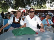 Als Fans reisten Miggi Niederberger und Paul Waser nach Brig. (Bild: Kurt Liembd (Brig, 24. Juni 2017))