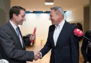 Der noch amtierende Fraktionschef der SVP, Adrian Amstutz, rechts, übergibt den Führungsstab an seinen Nachfolger Thomas Aeschi. (Bild: Peter Schneider/Keystone (Bern, 17. November 2017))