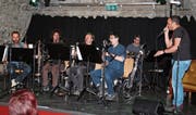 Die Gruppe Chammerart im Zusammenspiel mit Beatboxer Roberto Stella (rechts) im Kellertheater. (Bild: Paul Gwerder (Altdorf, 17. März 2017))
