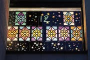 Das leuchtende Gemeinschaftswerk verbreitet weihnachtliche Stimmung im Schulhaus. (Bild: Cornelia Bisch (Oberrüti, 12. Dezember 2017))