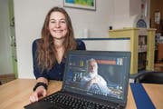 Michèle Odermatt zeigt einen Ausschnitt aus ihrem Dokumentarfilm über Werner Fritschi. (Bild: Edi Ettlin (Stans, 15. Januar 2018))